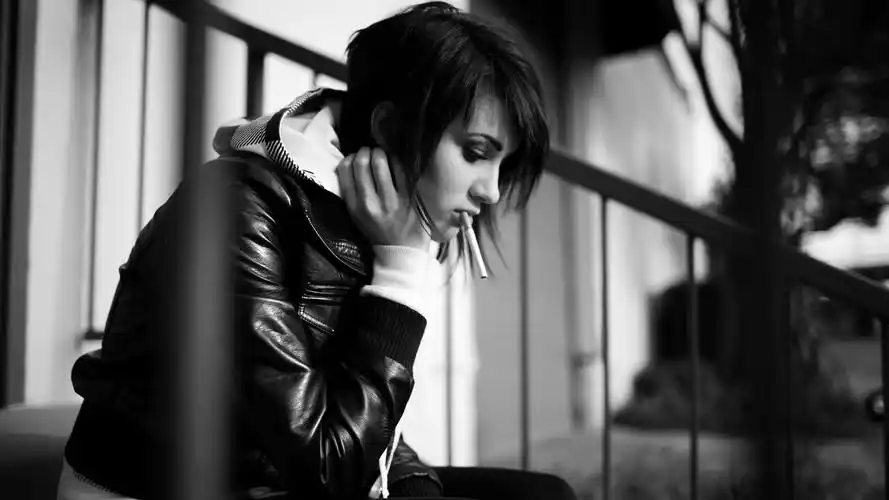 人物美女坐着艺术设计单色香烟颜色伤心抽烟womensittingmonochrome