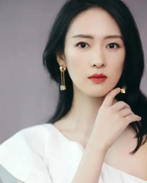 28岁那年,童瑶参加一个朋友的生日聚会,在派对现场,她邂逅了一位男士