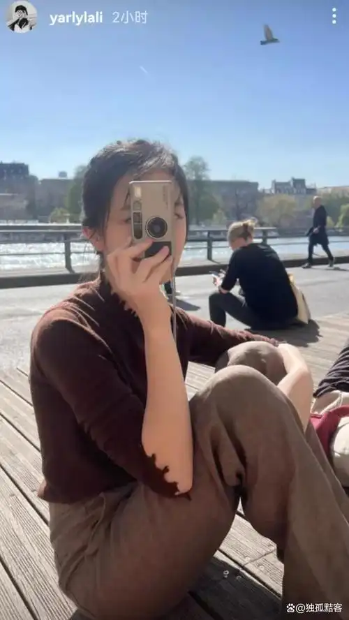 李亚鹏女儿李嫣最近在社交媒体上晒出了自己的美照,照片中的她不仅