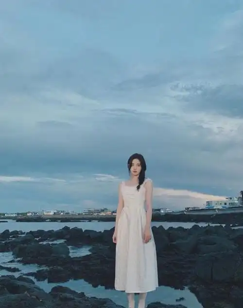 鞠婧祎海边美照,吊带仙女裙单侧麻花辫,ins风十足