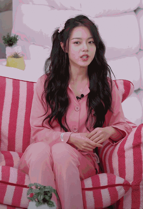 公主头和粉丝红睡衣的麦麦有点好看怎么办#赵今麦穿睡衣直播##赵今麦