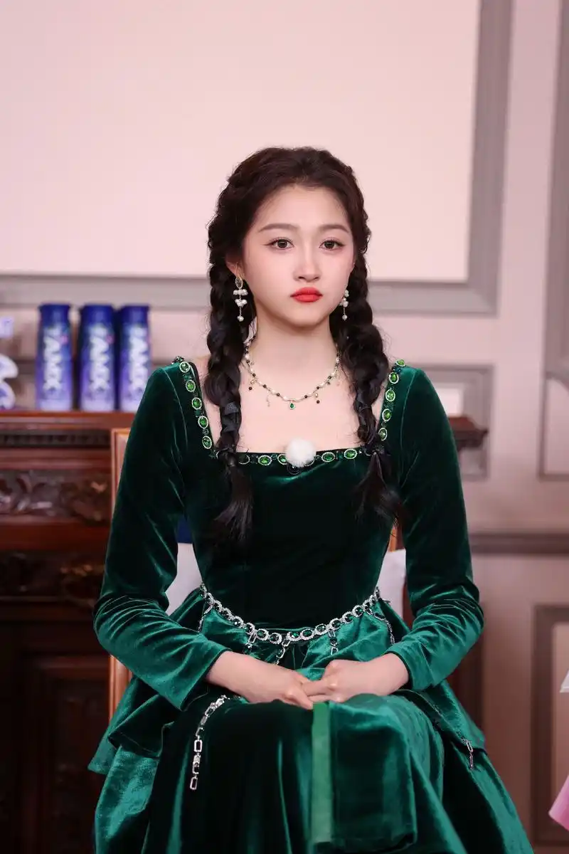关晓彤穿墨绿裙复古优雅扎双辫青春可爱