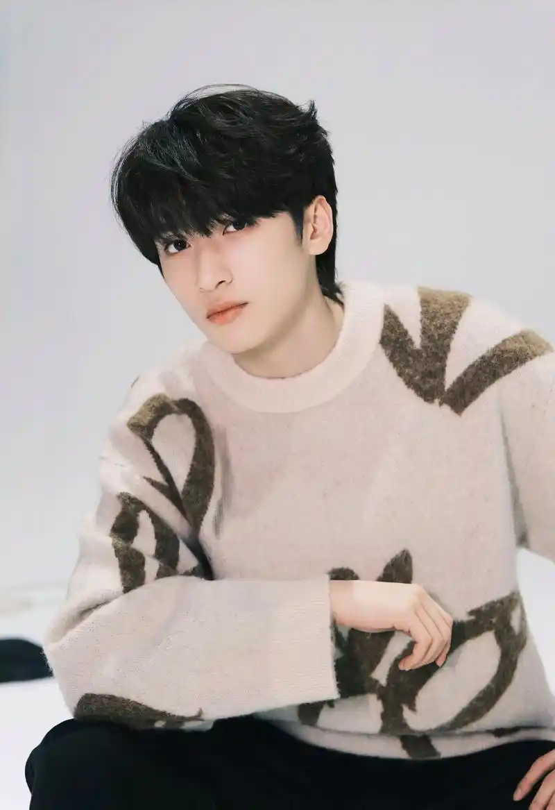 严浩翔说拍的时候我觉得我每张都笑了,严浩翔随拍照