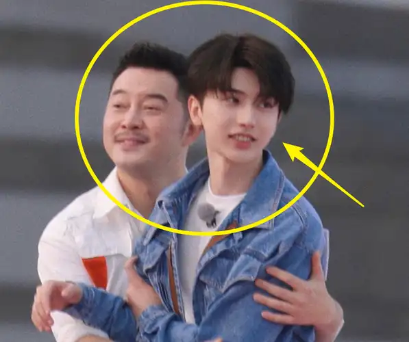 奔跑吧9第一期同框照蔡徐坤身高引热议暴露了自己素质