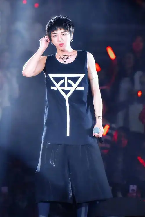 华晨宇绝美锁骨,魅力十足,优秀的锁骨,精致的五官