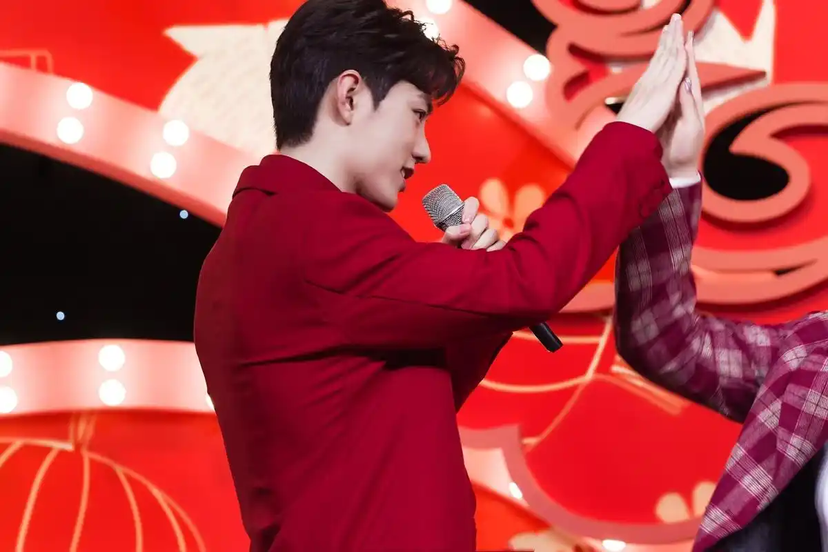 春晚节目单出炉,肖战首次挑战小品,酒红色西装造型根正苗红