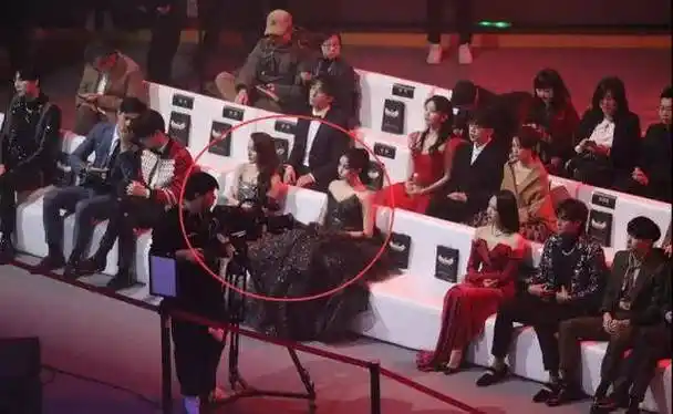 当关晓彤和迪丽热巴同框后,对比太过明显,终于理解鹿晗了!