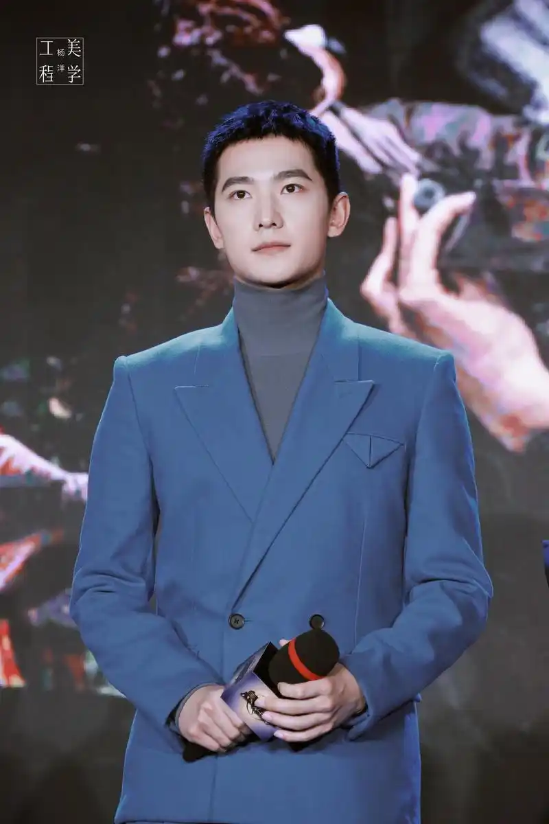 影片中,由杨洋饰演的急先锋小队队长雷震宇,与敌人斗智斗勇,带领小队