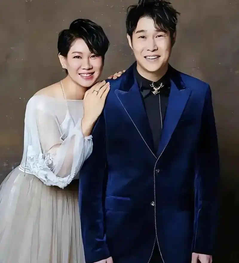 小沈阳和妻子,看上去越来越有夫妻相了!