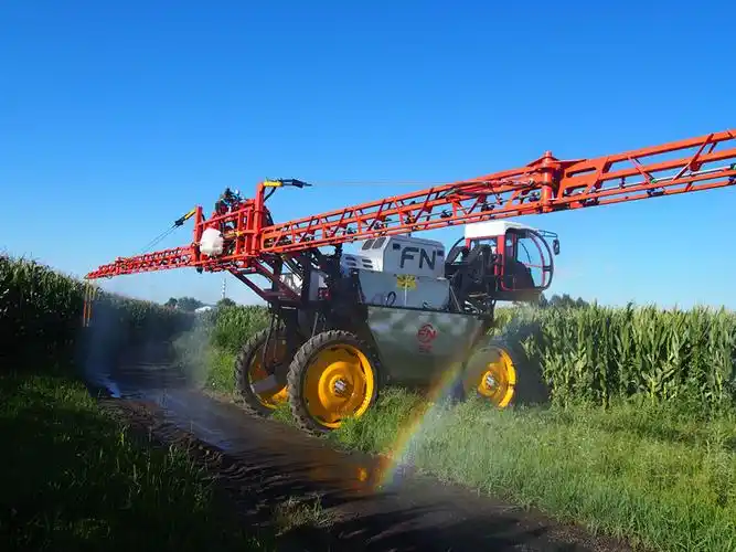 丰诺大型自走式打药机