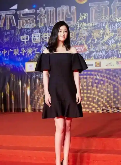 蒋欣公开抵制娱乐圈潜规则,女演员的心酸谁人知晓_黑色_时尚_短裙