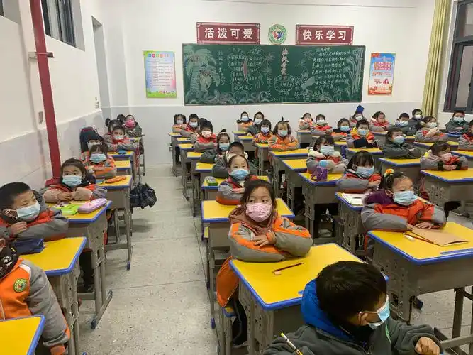 学生上学戴口罩