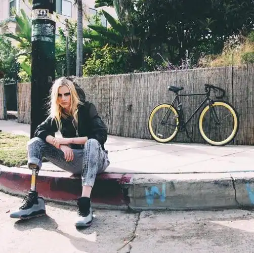 独腿妹子戴金色假肢在时装周首秀燃爆全场组图