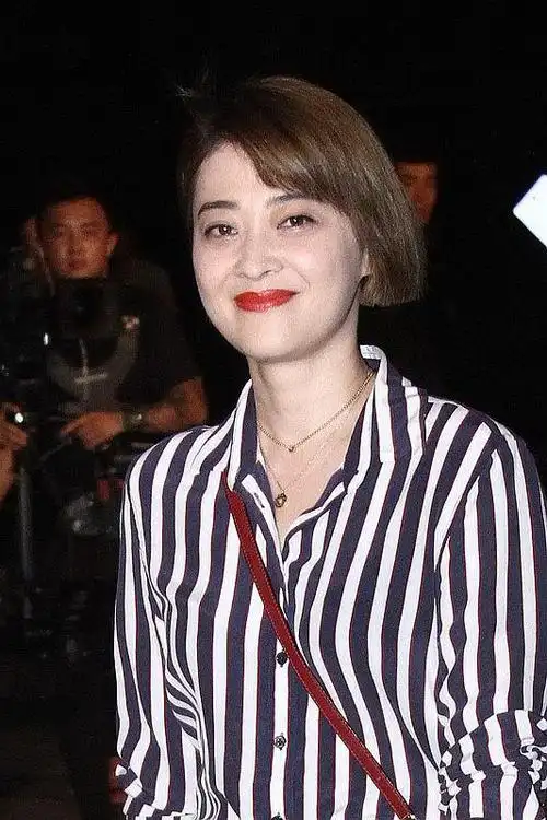 穿毛衣 阔腿裤,美得像换了个人|梅婷|阔腿裤|短发_新浪新闻