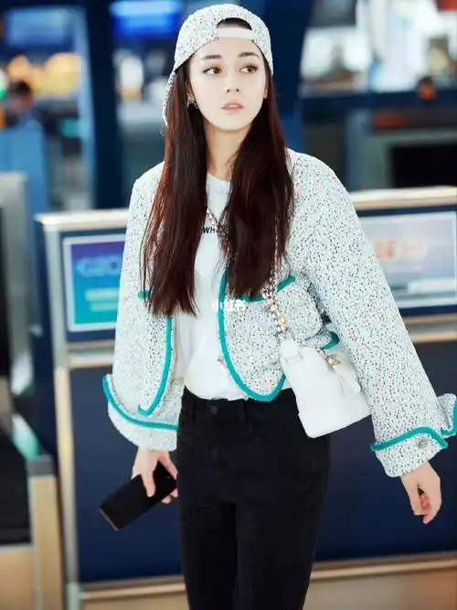 迪丽热巴机场饭拍