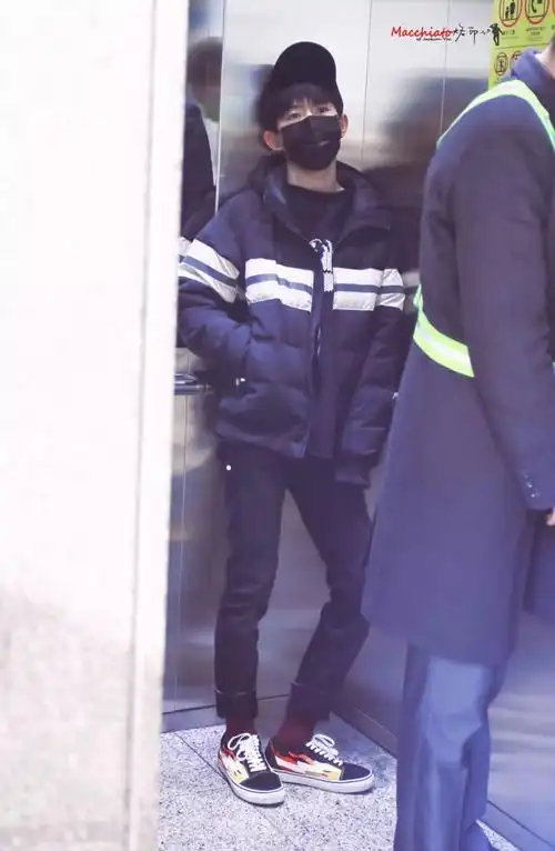 易烊千玺在穿袜子方面很挑剔他只穿一种颜色的袜子