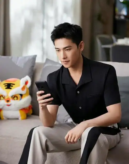 杨洋假期黑白衬衫造型