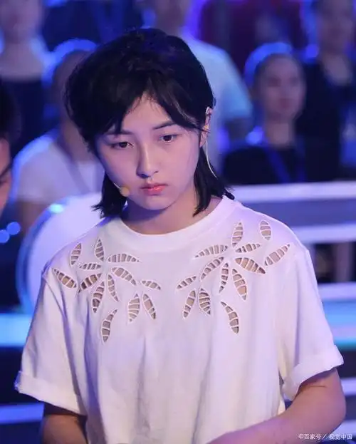 蘑菇屋的小妹张子枫发文,向粉丝传递温暖正能量