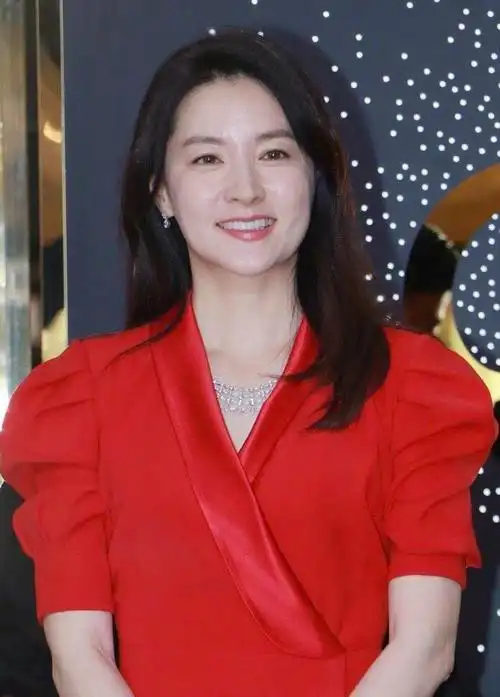 李英爱年轻的时候就是大美女,即便是年纪大了之后也依旧是个漂亮的老