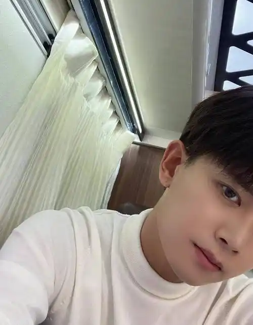 任嘉伦的直男自拍大赏,谢谢,有被笑到_角度_什么_几张