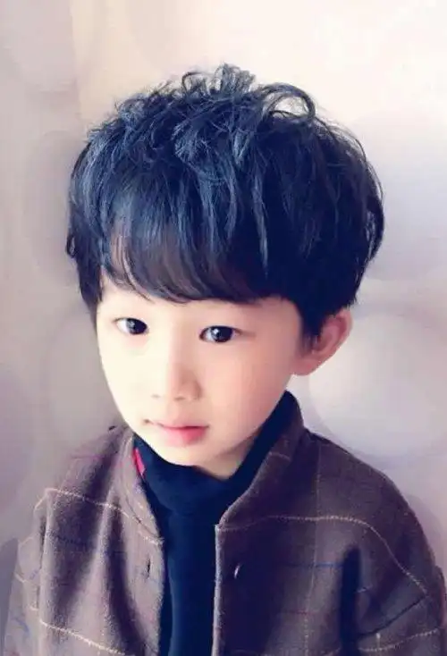 三岁小孩子剪短头发发型 呆萌度翻一番的短卷发
