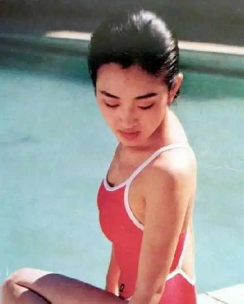 巩俐24岁泳装照曝光穿粉红色泳衣身材窈窕素面朝天气质仍出众