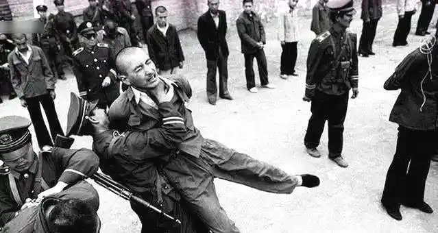 令人震撼的老照片80年代全国严打现场实拍