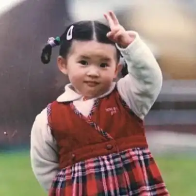 赵露思晒了童年照