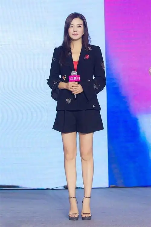 就连短裤自己也可以搭配了,赵薇的超短裤子,露出白皙美腿,脚上的一字