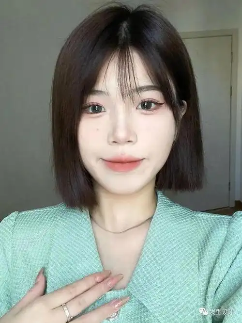 它叫"漫画锁骨发",洋气减龄,圆脸也适合(2020最洋气短发圆脸烫发)
