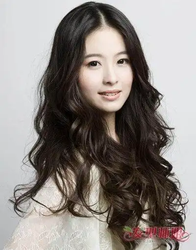 国字脸的女人烫发符合哪种颜色 国字脸女人符合的长烫发(3)