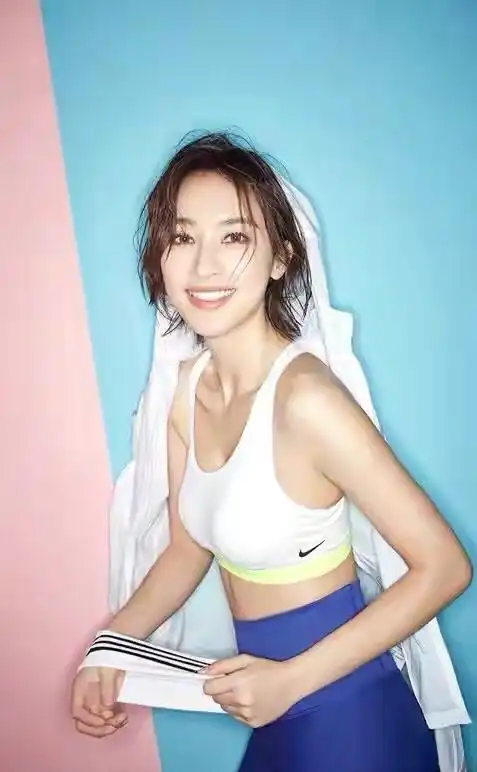 张俪活力性感身材比例真出众