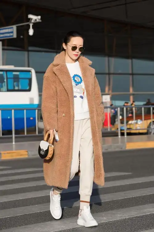 车永莉机场街拍泰迪熊大衣超减龄 寒冬取暖必备