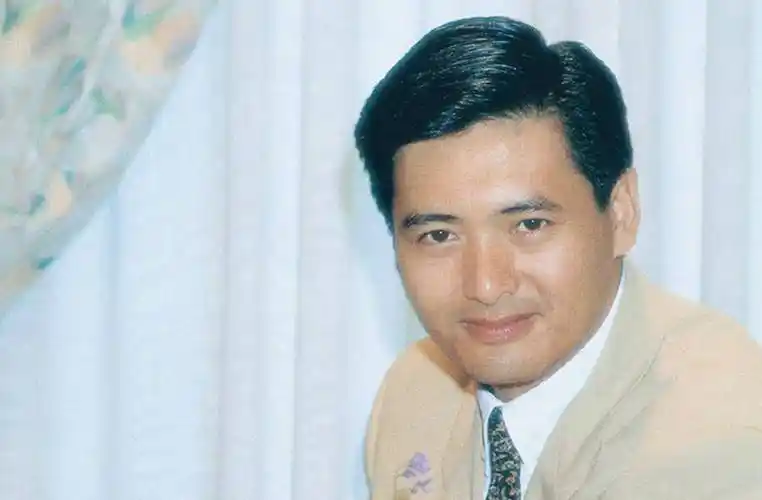 65岁周润发爱跑步,头发全白但精神焕发,和外国小朋友亲密合影_自律