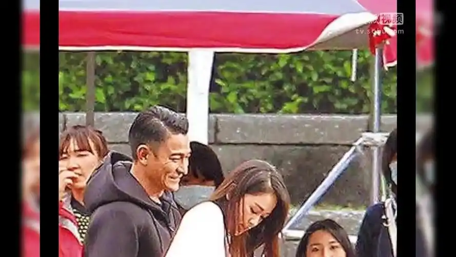 55岁刘德华与陈乔恩搂腰自拍 华仔拍戏享专属移动厕所