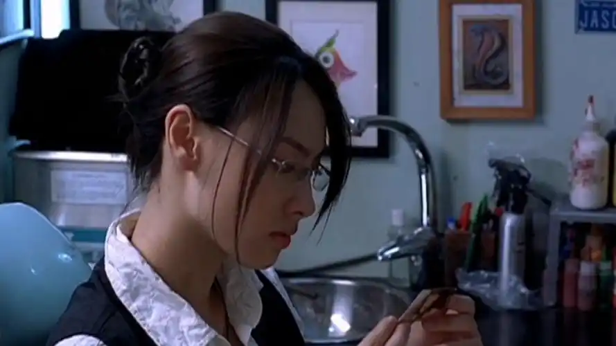 关于梁洛施刺青的信息