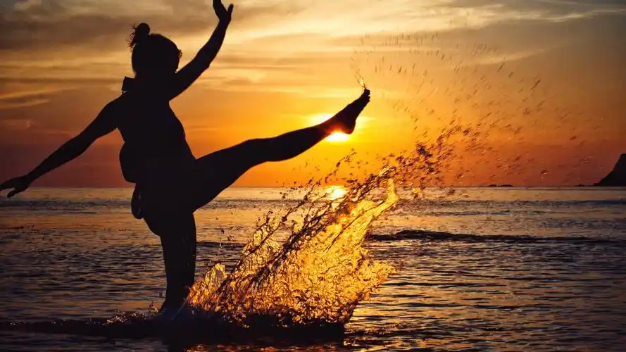 背光人像摄影图片-人物壁纸-高清人物图片-娟娟壁纸