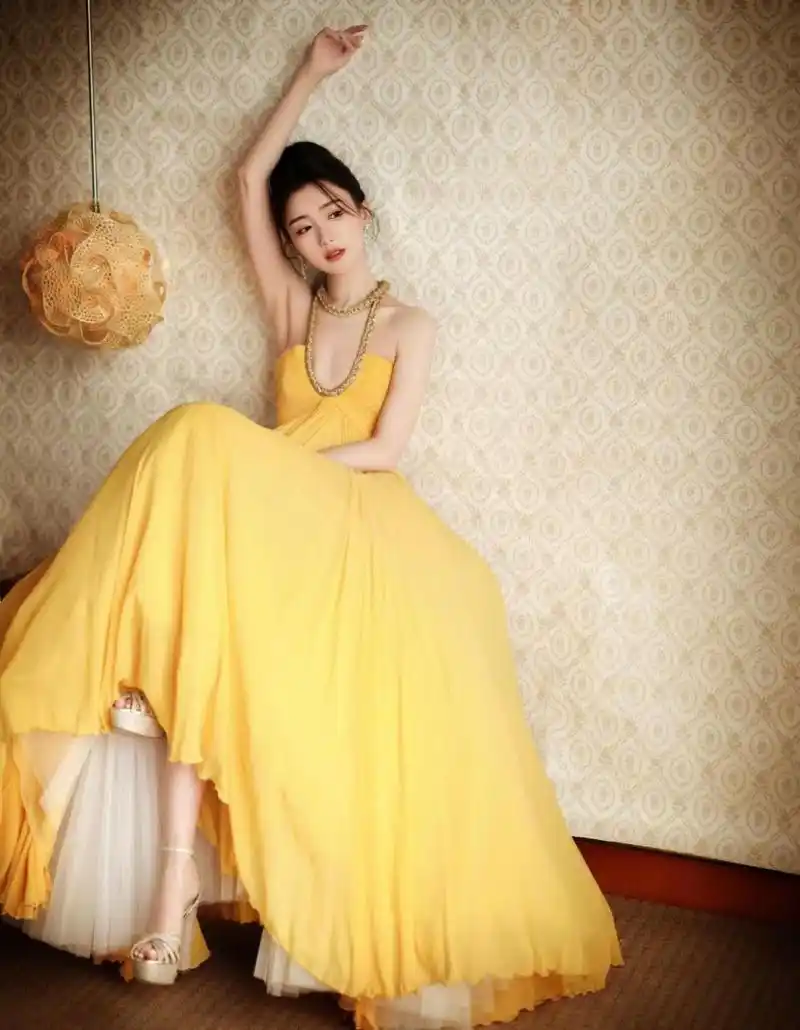 毛晓彤:金色厚底一字带鱼嘴高跟凉鞋