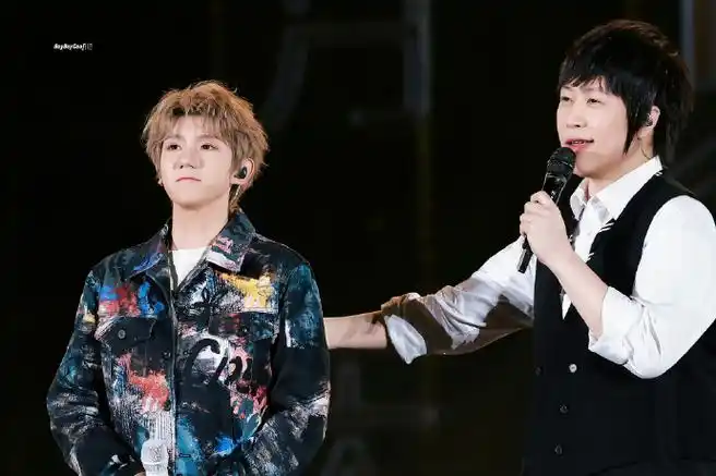 五月天把tfboys凑齐了#王俊凯19年和五月天合唱"洋葱",易烊千玺2017