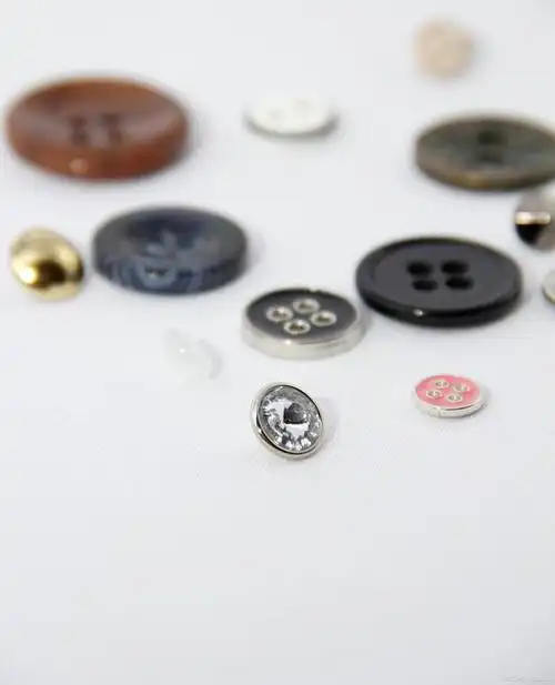 西装扣子有很多种类,根据其不同的材质,颜色,形状和功能,可以大致分为