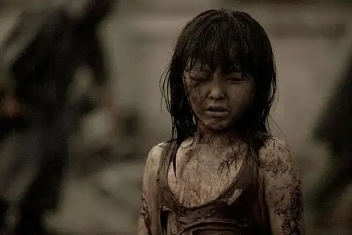 9岁时她拍摄《唐山大地震》,正逢10月,天气阴冷,加上现场大雨的