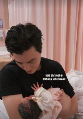 37岁男星喜得二胎小11岁娇妻两年生两胎今儿女双全太幸福