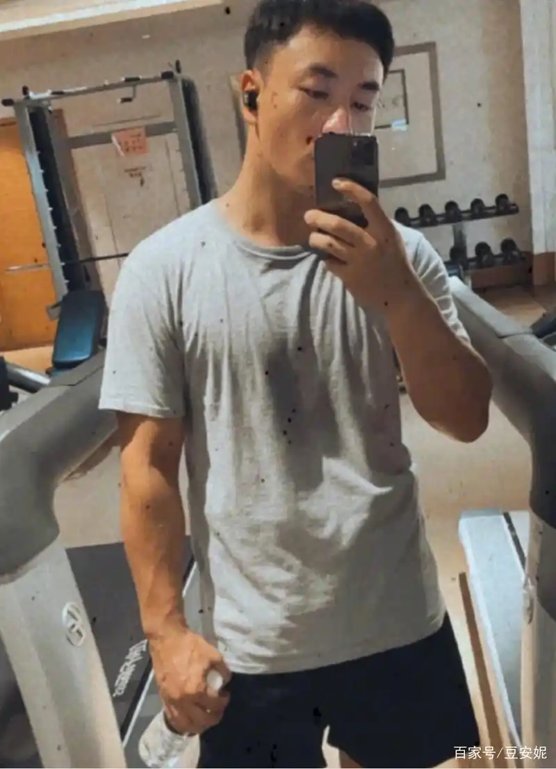 释小龙晒出自己的豪宅,家里有健身房和木人桩,成名了也不忘练功