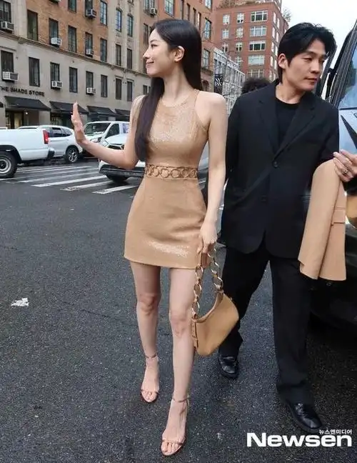 韩国女星站在好莱坞女艺人旁边显得身材娇小网友她身高162