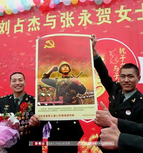 战友们兴奋展示班长这张上了宣传画的照片