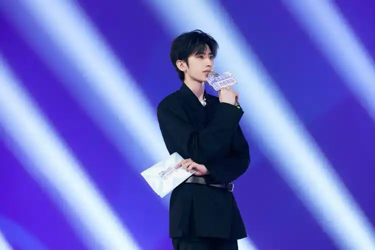 蔡徐坤身着黑色西装 帅气十足!