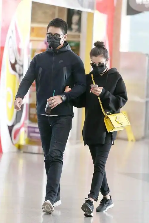 李冰冰带小16岁男友走机场穿情侣装没年龄差浑身藏满减龄细节