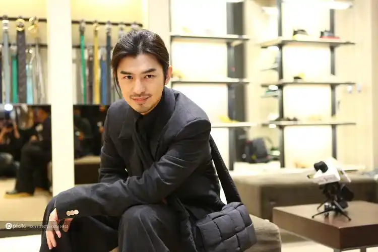 独家爱了爱了陈柏霖长发蓄胡造型帅气满分