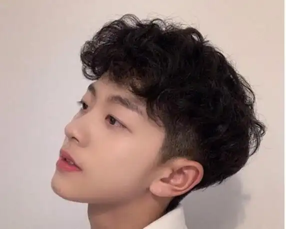 这样的潮男烫发发型是很帅气的,这样的流行烫发发型下半部份的头发是