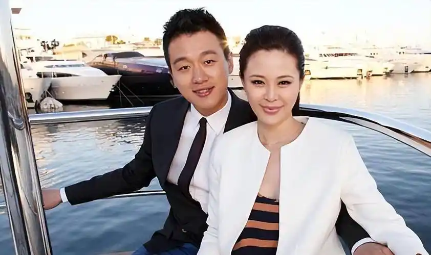 一个是演员,一个是大学老师,两个人就这样相爱了,每当佟大为拍完戏后